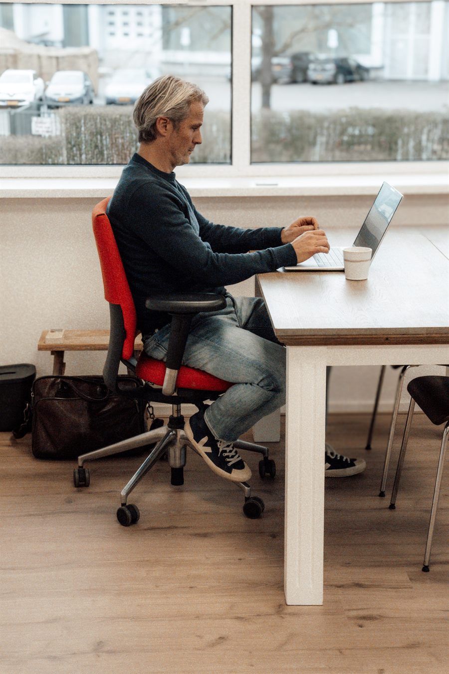 Dorus Stoop aan het werk op het kantoor van Kennisbank Online